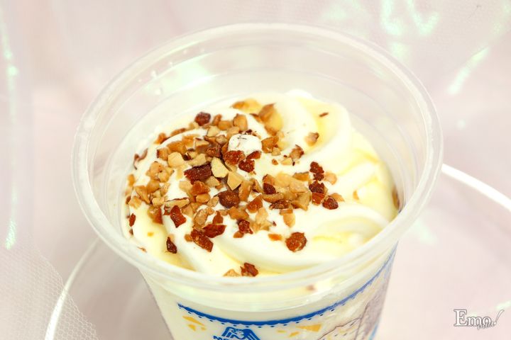 ファミリーマート限定「白いパフェアイス」ザクッザクのチョコやバニラアイス、アーモンドなど5層仕立てのボリューム満点アイス