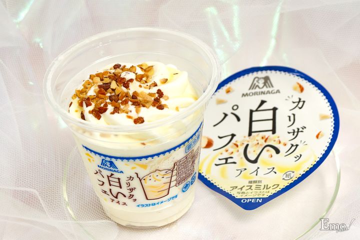 ファミリーマート限定「白いパフェアイス」ザクッザクのチョコやバニラアイス、アーモンドなど5層仕立てのボリューム満点アイス
