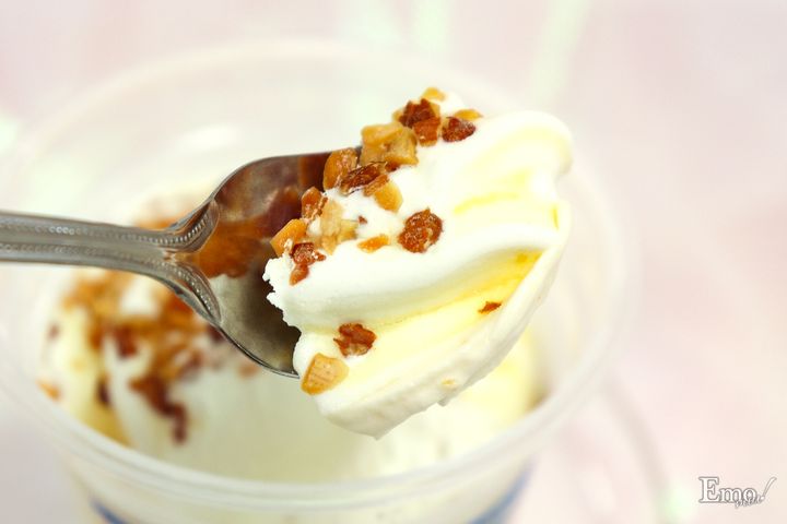 ファミリーマート限定「白いパフェアイス」ザクッザクのチョコやバニラアイス、アーモンドなど5層仕立てのボリューム満点アイス