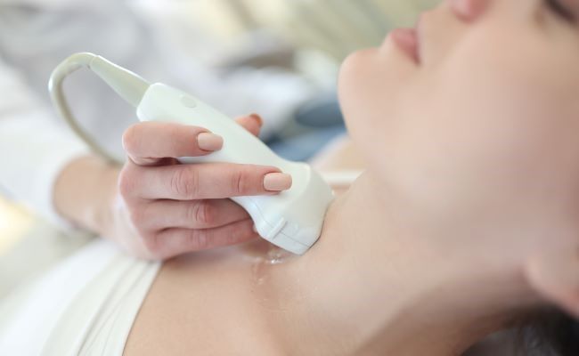 喉のエコー検査のイメージ