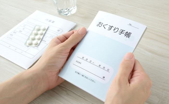 おくすり手帳と薬のイメージ