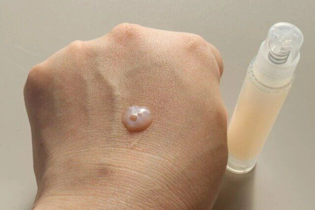 キャンドゥ エアレスポンプボトル 12ml 乳液 手の甲に付ける