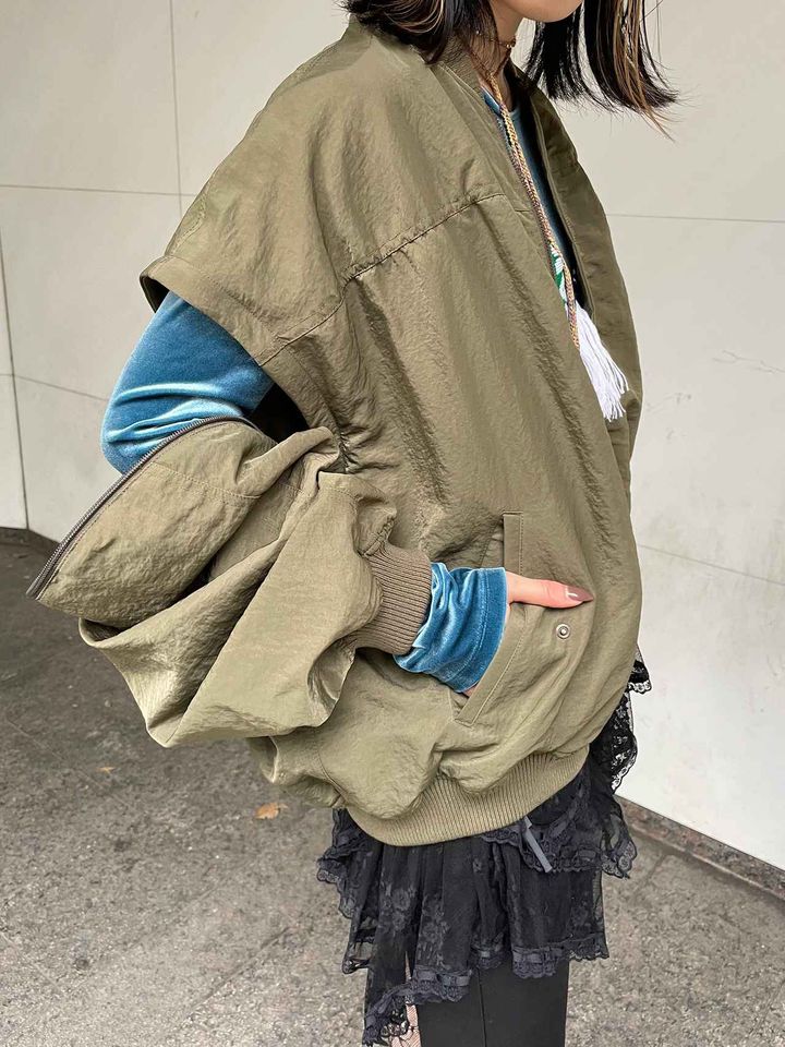 画像: スリーブの取り外しができる2WAYブルゾンは、さまざまなコーディネートが楽しめる 出典：www.beams.co.jp