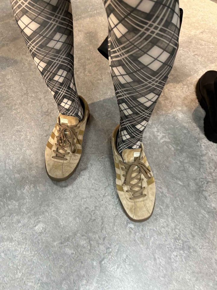 画像: アディダス オリジナルスの「アイランド・シリーズ」のなかでも人気の高いタバコを足元に 出典：www.beams.co.jp