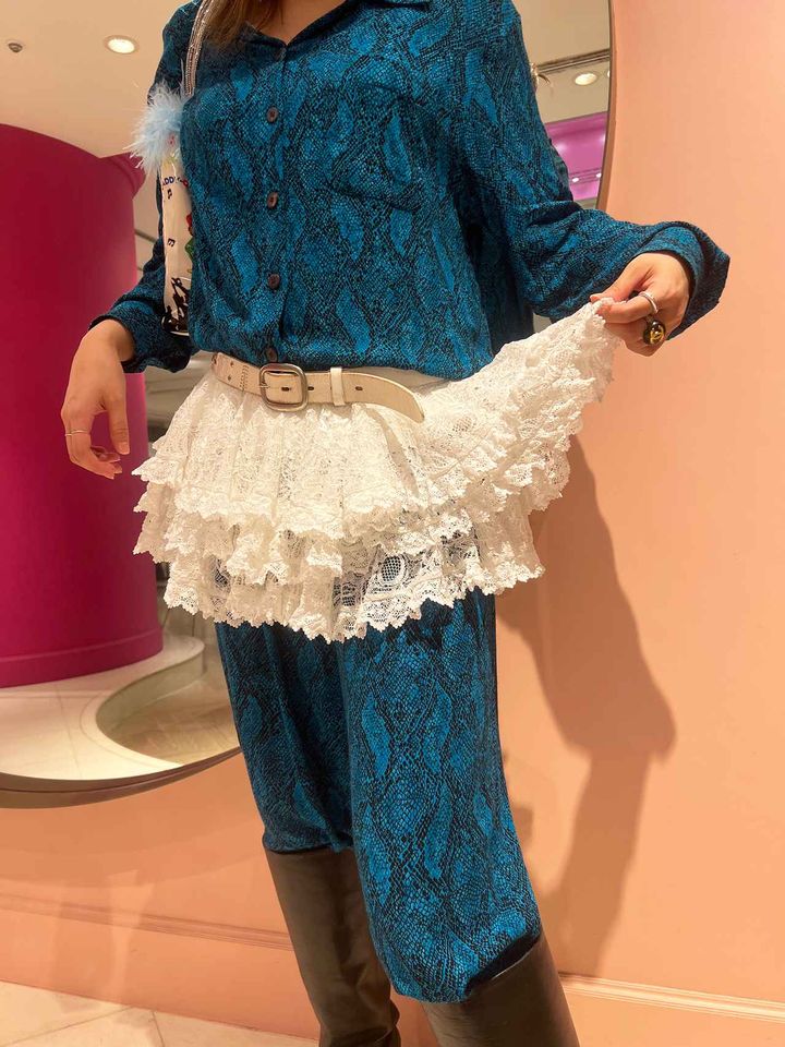 画像: 腰位置にレイヤードしたレース。スタイリングになじませるためにベルトマークをプラス 出典：www.beams.co.jp