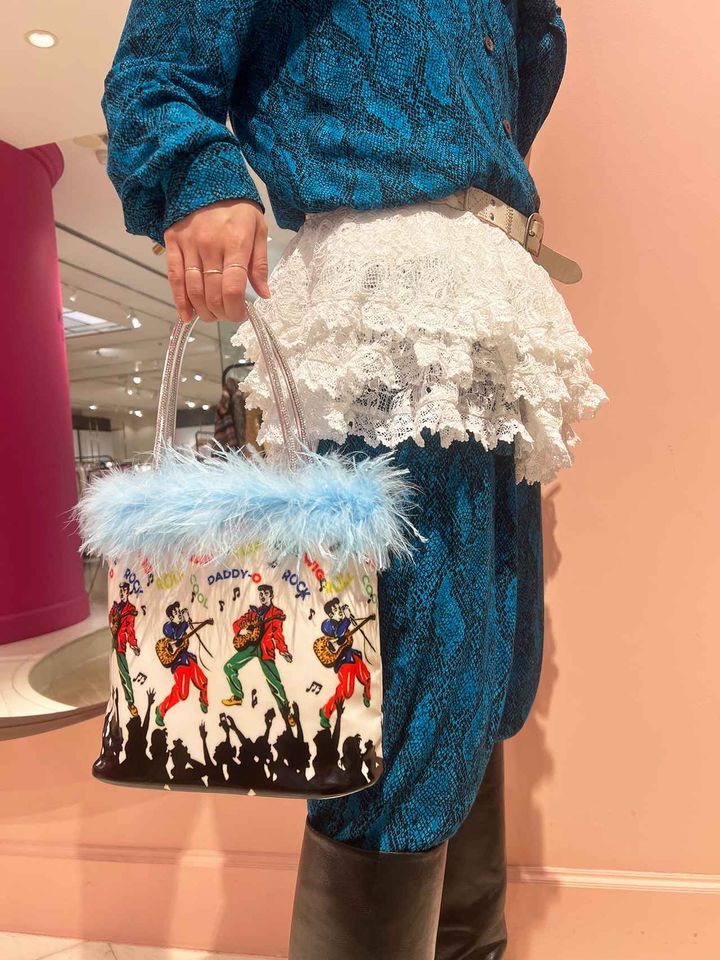 画像: キャッチーなバッグがスタイリングをさらに盛り上げます 出典：www.beams.co.jp