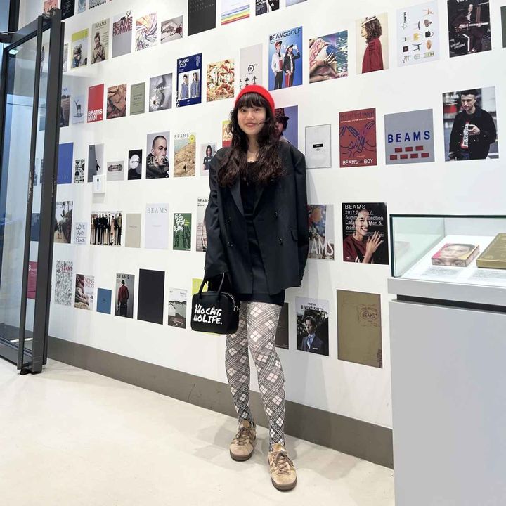 画像: ジャケット ¥20,900、スカート ¥11,550、ビーニー ¥5,500／すべてRay BEAMS、タイツ ¥10,890／LAUREN PERRIN（すべてビームス ウィメン 原宿）、その他／本人私物 出典：www.beams.co.jp