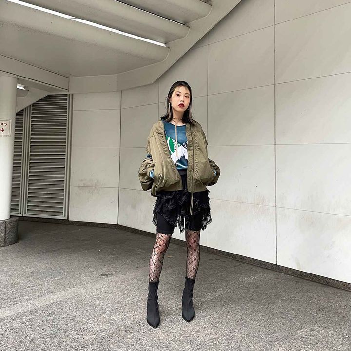 画像: ジャケット￥22,000、トップス ￥7,700／ともにRayBEAMS、ニットブラ ￥26,400／YuumiAria × RayBEAMS、スカート ¥71,500／yuhan wang、タイツ ￥3,080／I Hate Monday（すべてレイ ビームス 新宿）、その他／本人私物 出典：www.beams.co.jp