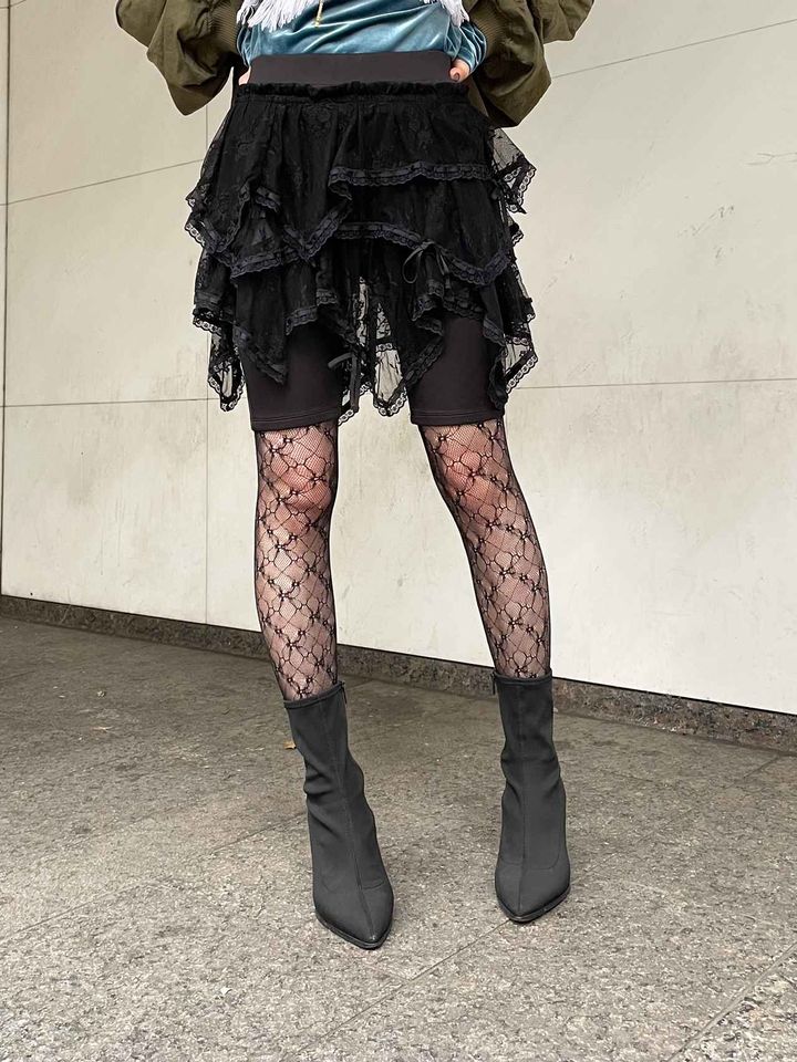 画像: ニュアンスの違うブラックをレイヤードして、表情が豊かな着こなしに 出典：www.beams.co.jp