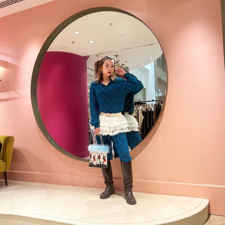 画像: ヘッドホン ¥12,799／MONDO FreeStyle、レースフリル ¥35,200／FUMIE=TANAKA × Ray BEAMS、バッグ ¥11,000／HEY!Mrs ROSE（すべてビームス ウィメン 原宿）、その他／本人私物 出典：www.beams.co.jp