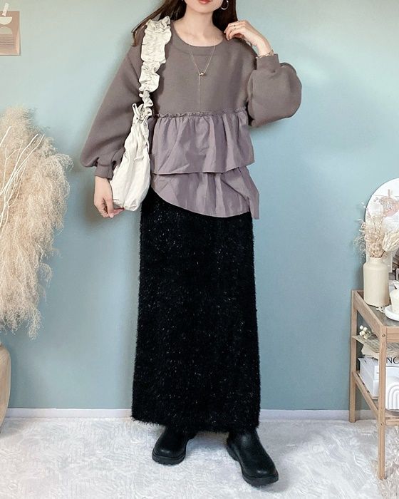 しまむらのグレーの「ペプラムトレーナー」×ラメナロースカート