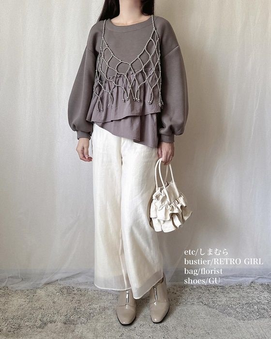 しまむらのグレーの「ペプラムトレーナー」×チュールレイヤードパンツ