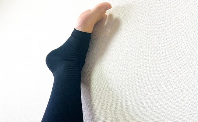 着圧ソックスを履いた足