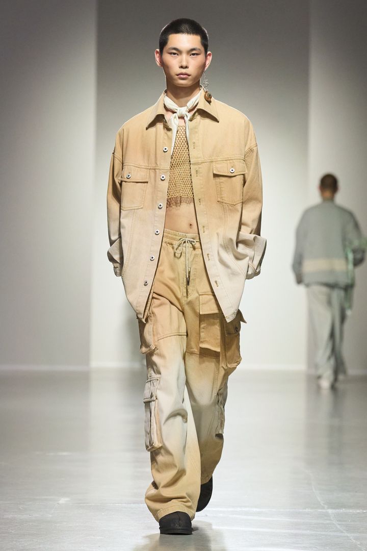 フェン チェン ワン 2025年春夏メンズコレクションより。