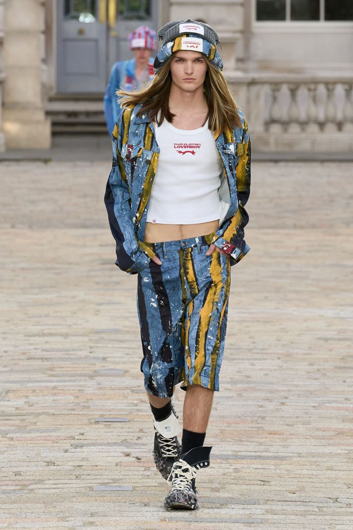 チャールズ ジェフリー ラバーボーイ 2025年春夏メンズコレクションより。