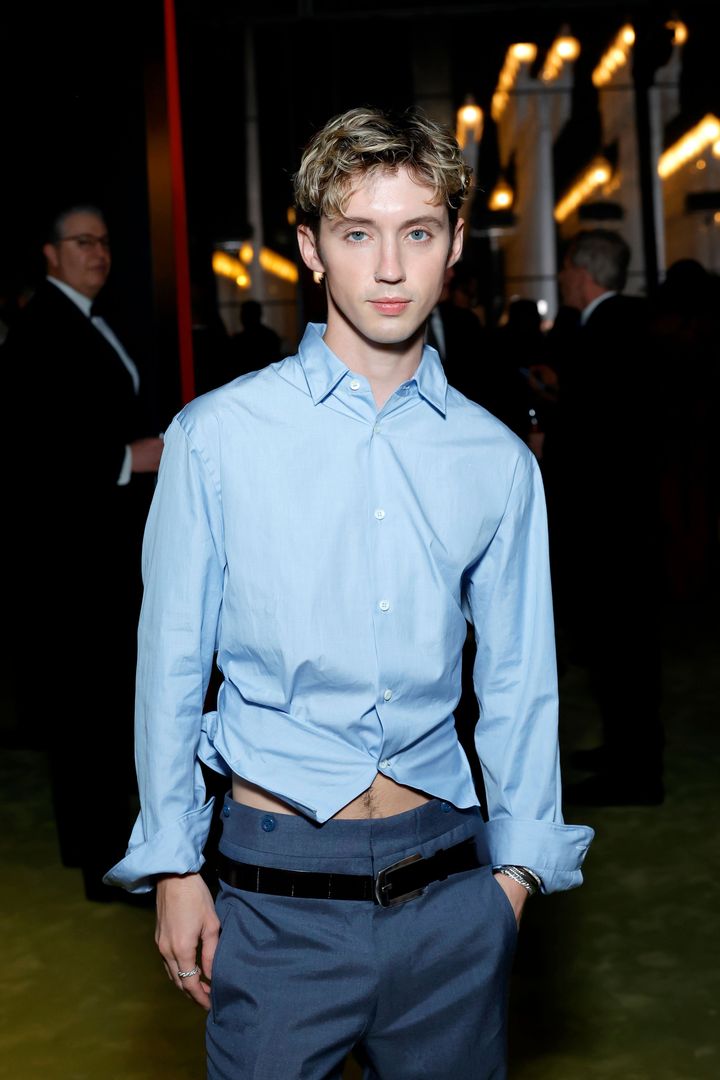 プラダ 2025年春夏メンズコレクションのルック4を纏い、LACMAアート＋フィルム・ガラに参加したトロイ・シヴァン。