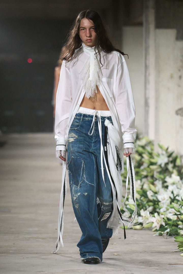 アン ドゥムルメステール 2025年春夏コレクションより。