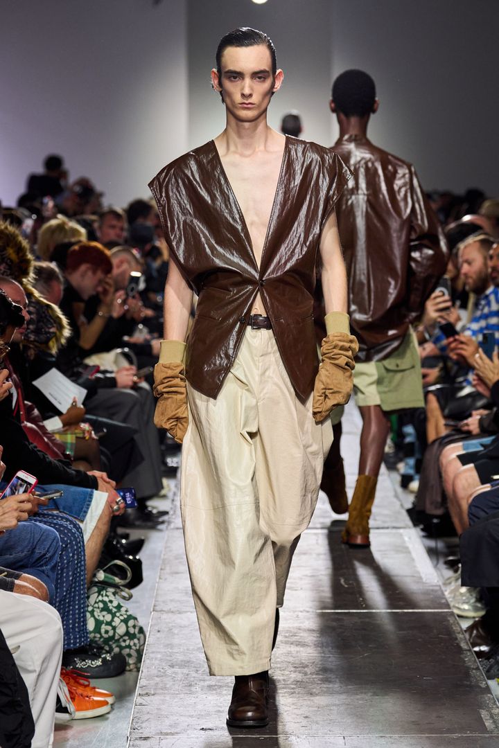 ヘドメイナー 2025年春夏メンズコレクションより。