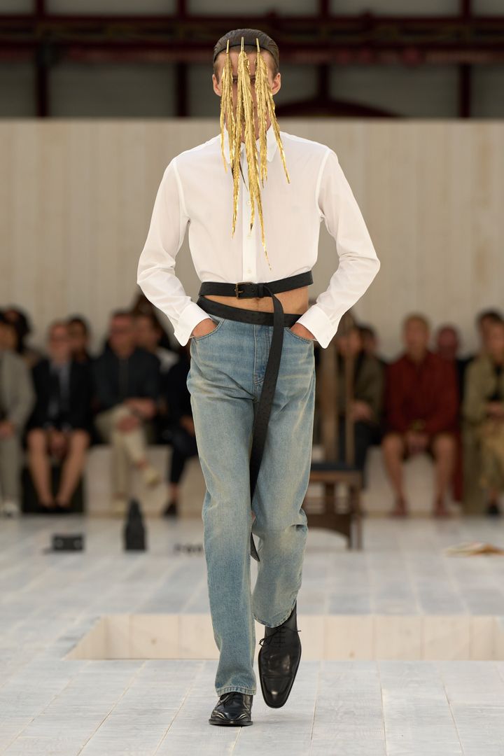 ロエベ 2025年春夏メンズコレクションより。