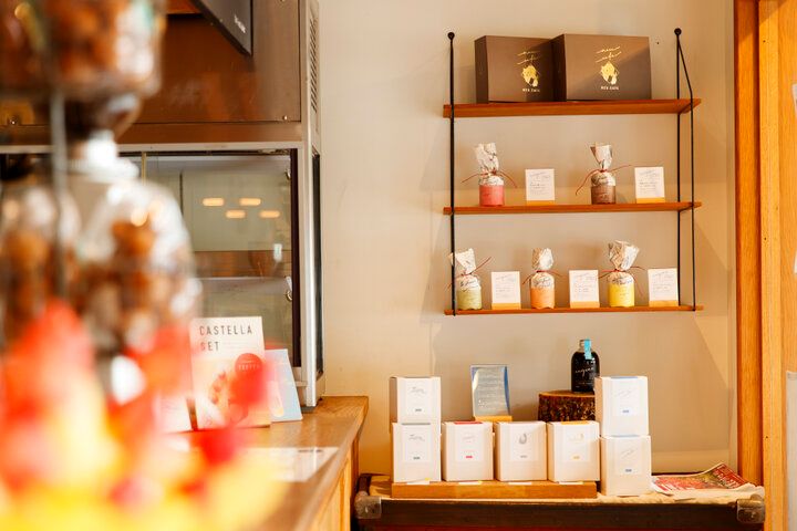 大阪・万博記念公園にある「ノイカフェ 万博入口前店」で名物の焼きたてカステラを♪