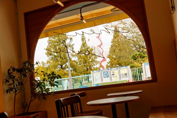 大阪・万博記念公園にある「ノイカフェ 万博入口前店」で名物の焼きたてカステラを♪