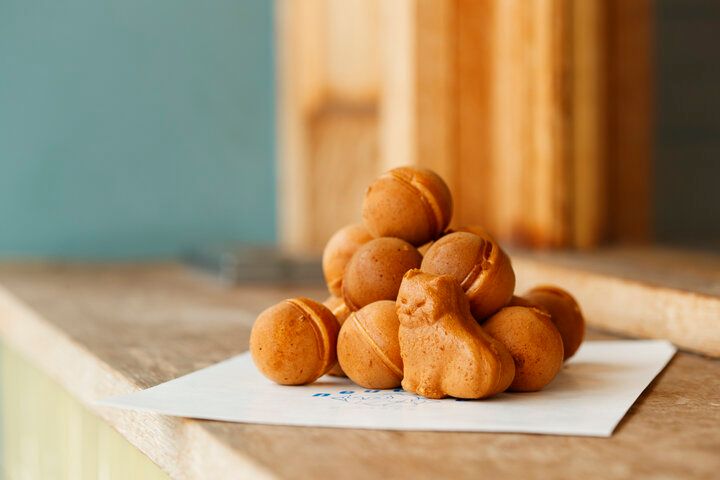 大阪・万博記念公園にある「ノイカフェ 万博入口前店」で名物の焼きたてカステラを♪