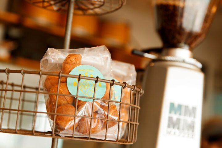 大阪・万博記念公園にある「ノイカフェ 万博入口前店」で名物の焼きたてカステラを♪