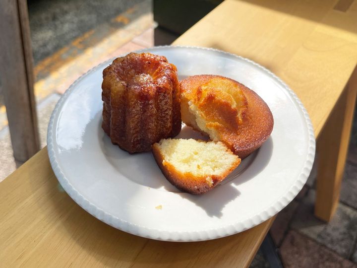 （写真左から）「カヌレ」300円、「マドレーヌ」000円