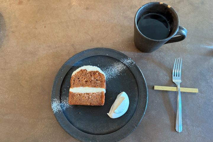 （左から）「キャロットケーキ」594円、「コーヒー」550円