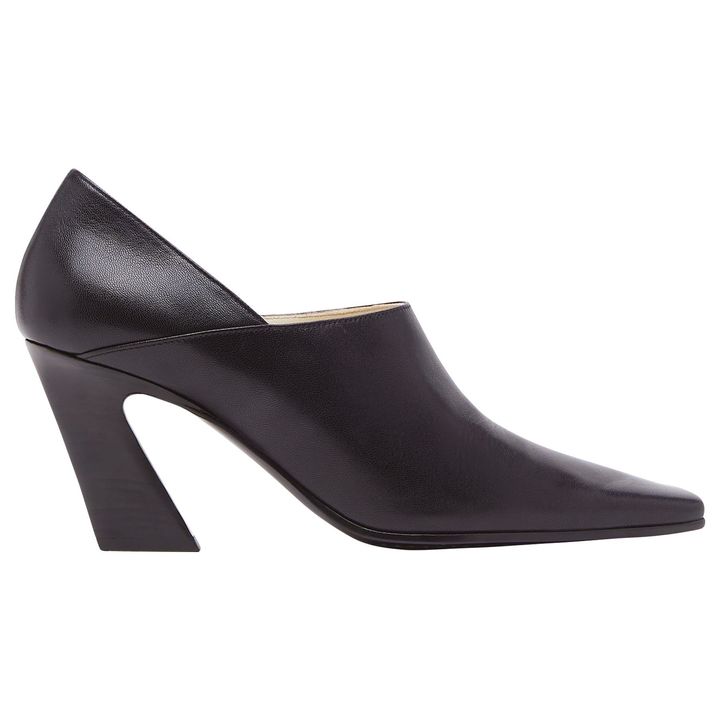 シューズ ヒール7.5cm ￥220,000／BOTTEGA VENETA（ボッテガ・ヴェネタ ジャパン）