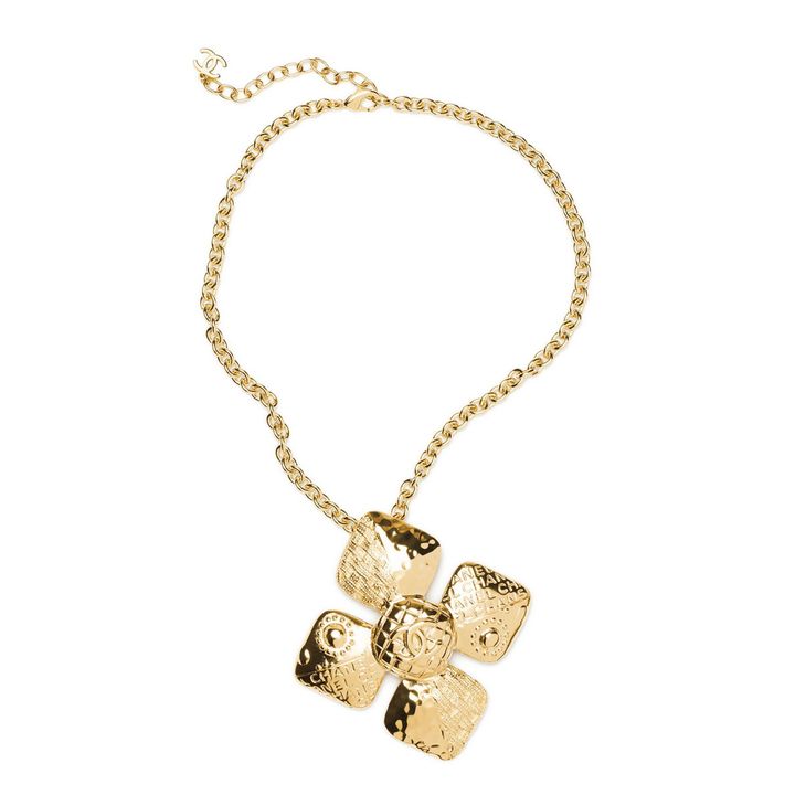 ネックレス ￥244,200（予定価格）／CHANEL（シャネル カスタマーケア）