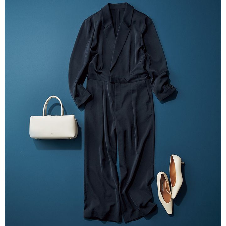 ミースロエの長袖オールインワンに白バッグとシューズを合わせたコーデ