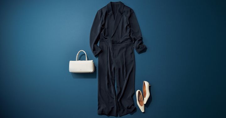 ミースロエの長袖オールインワンに白バッグとシューズを合わせたコーデ