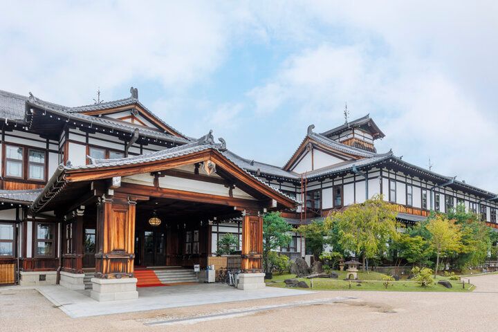 多くの著名人を魅了してきた憧れの「奈良ホテル」で、優雅なティータイムや奈良名物の茶がゆを