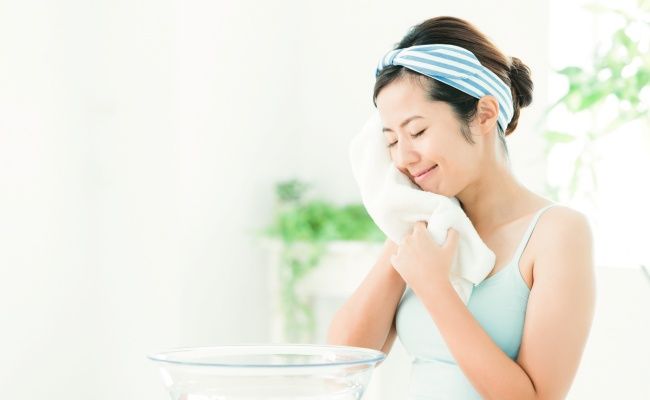 洗顔する女性