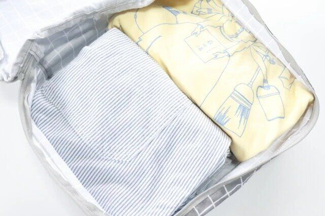 ダイソー マチありトラベル収納ケース（チェック） 洋服入れる