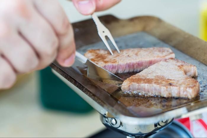 福善の掌で肉を切っているところ