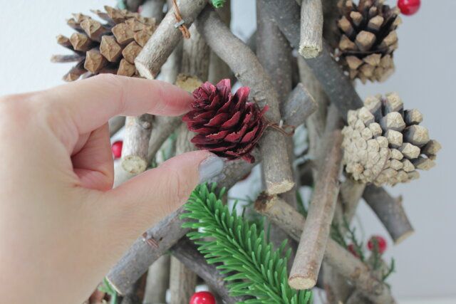 ダイソー 松ぼっくり 赤