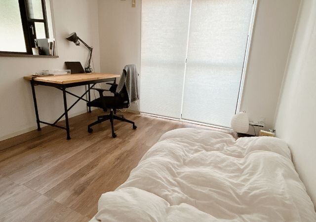 デスク チェア 布団が敷いてある