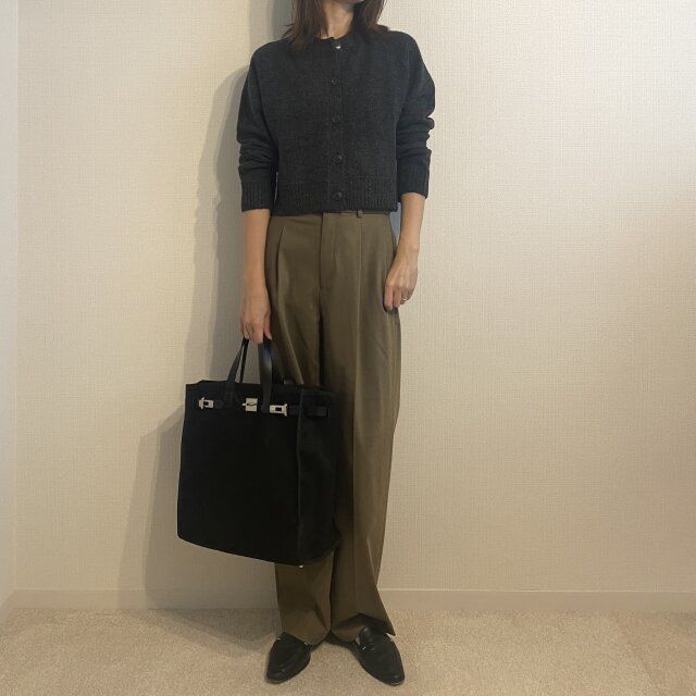 GU パフィータッチクルーネックショートカーディガン 渋めカラーのボトムス合わせ