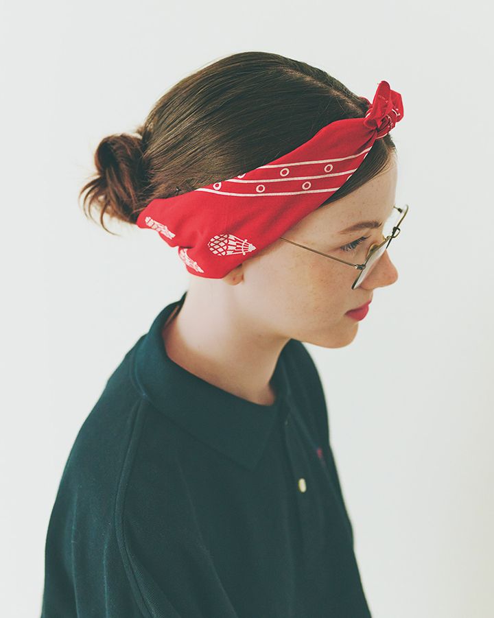 巻くだけでコーデがグッとオシャレに。スカーフやストールの巻き方10選