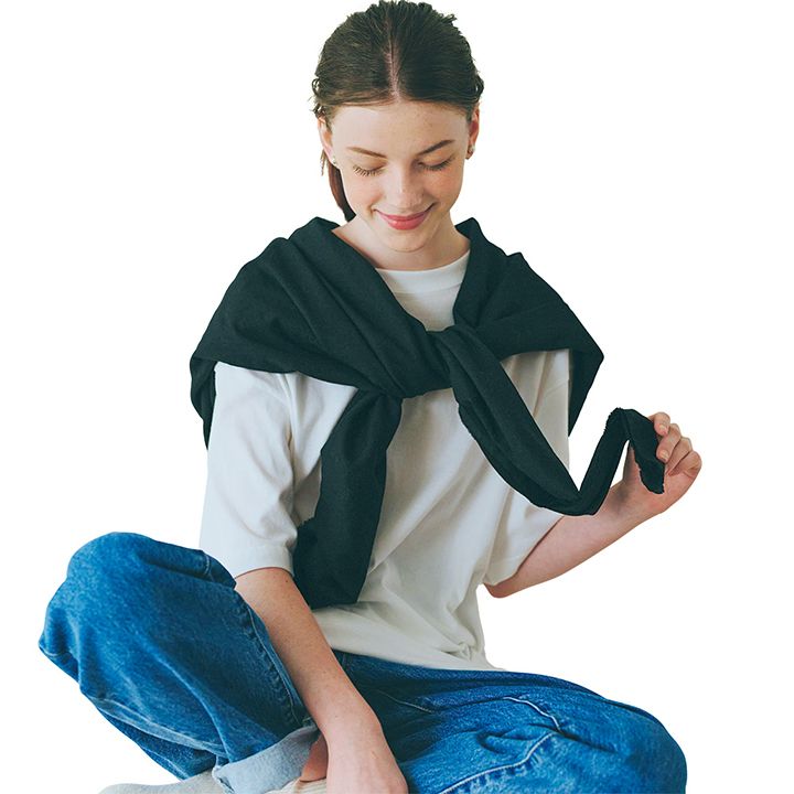 巻くだけでコーデがグッとオシャレに。スカーフやストールの巻き方10選