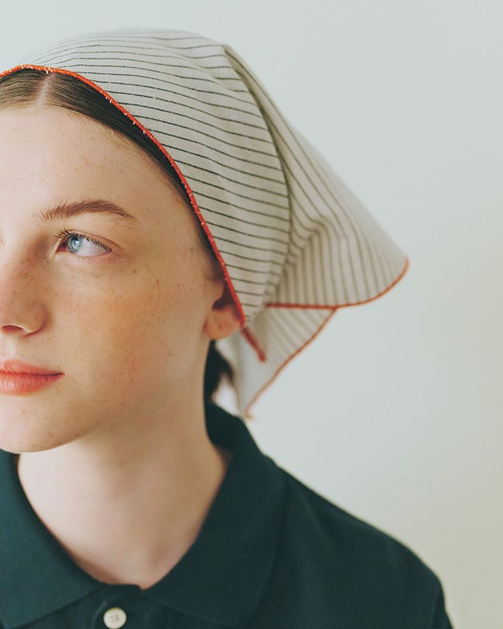 巻くだけでコーデがグッとオシャレに。スカーフやストールの巻き方10選