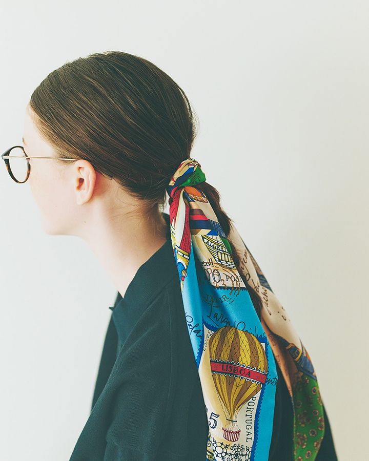 巻くだけでコーデがグッとオシャレに。スカーフやストールの巻き方10選