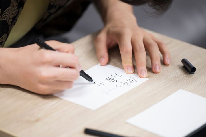 「イラストも描きたいな……」と言って書いてくださった直筆メッセージは、記事前編をチェック！