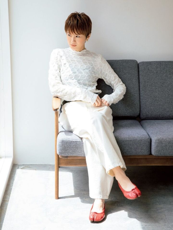 今宿麻美さんの私服コーデ ブラック バイ マウジーのニットとボトムに、マルジェラの赤シューズ