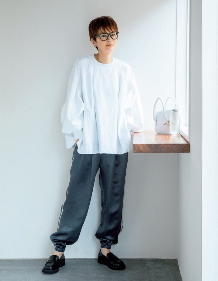 今宿麻美さんの私服 マノフのスエットとトラックパンツ