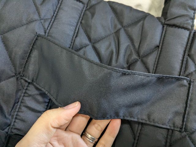 アジョリーキルティングバッグ背面のループ