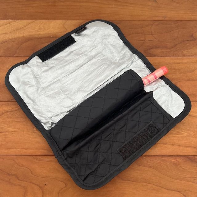 ペンライトの飾り方_ヘアアイロンケースで代用