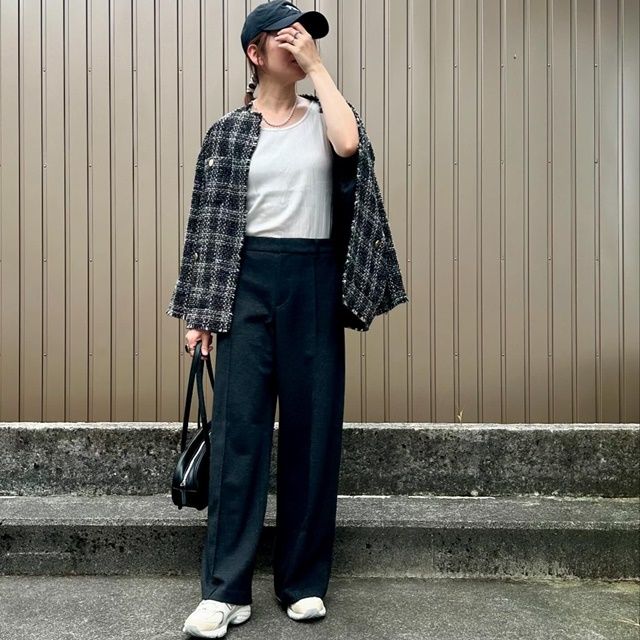 ツイードノーカラージャケット×UNIQLOのダークグレーの「ブラッシュドジャージーワイドパンツ」